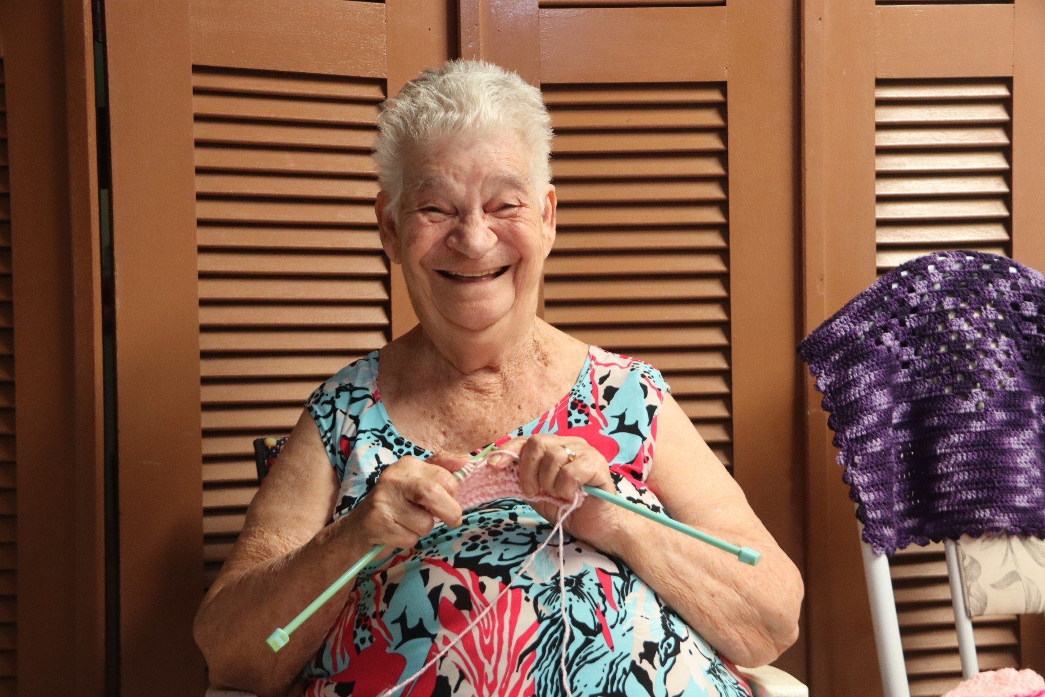 Maria Alice aos 90 anos confecciona meias de tricÃ´ para doaÃ§Ã£o