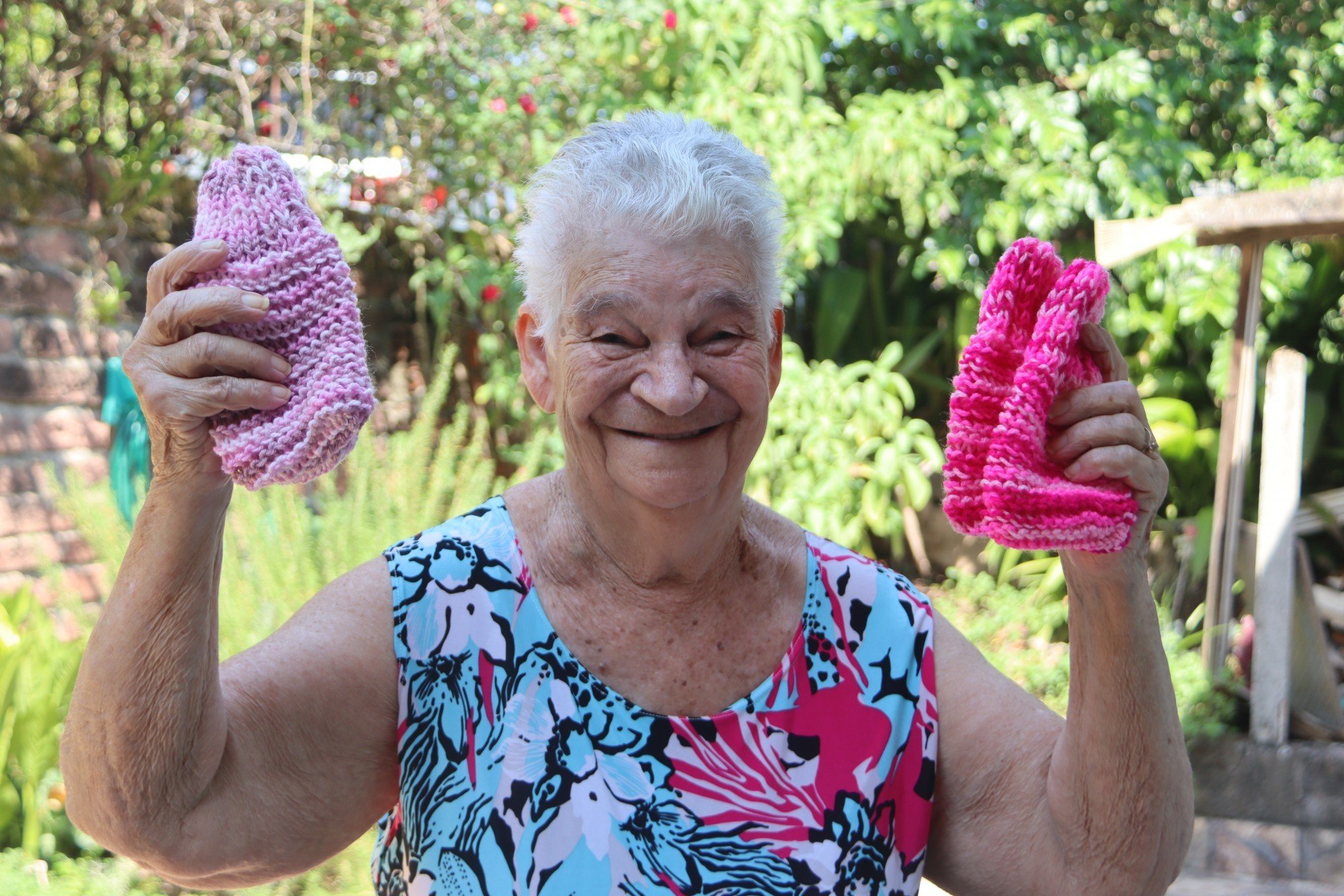 Maria Alice, aos 90 anos, tricota meias para doaÃ§Ã£o