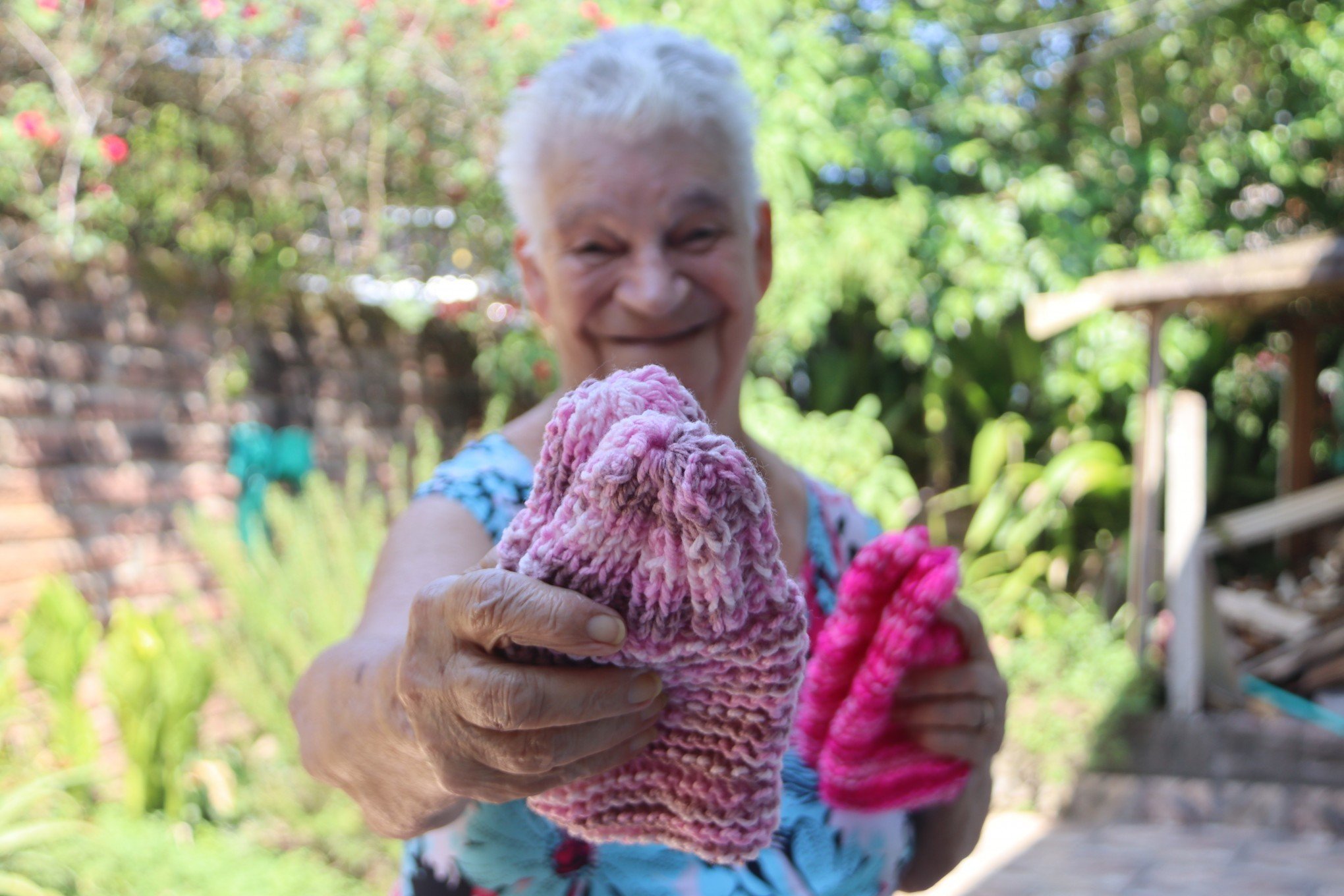 Maria Alice aos 90 anos confecciona meias de tricÃ´ para doaÃ§Ã£o