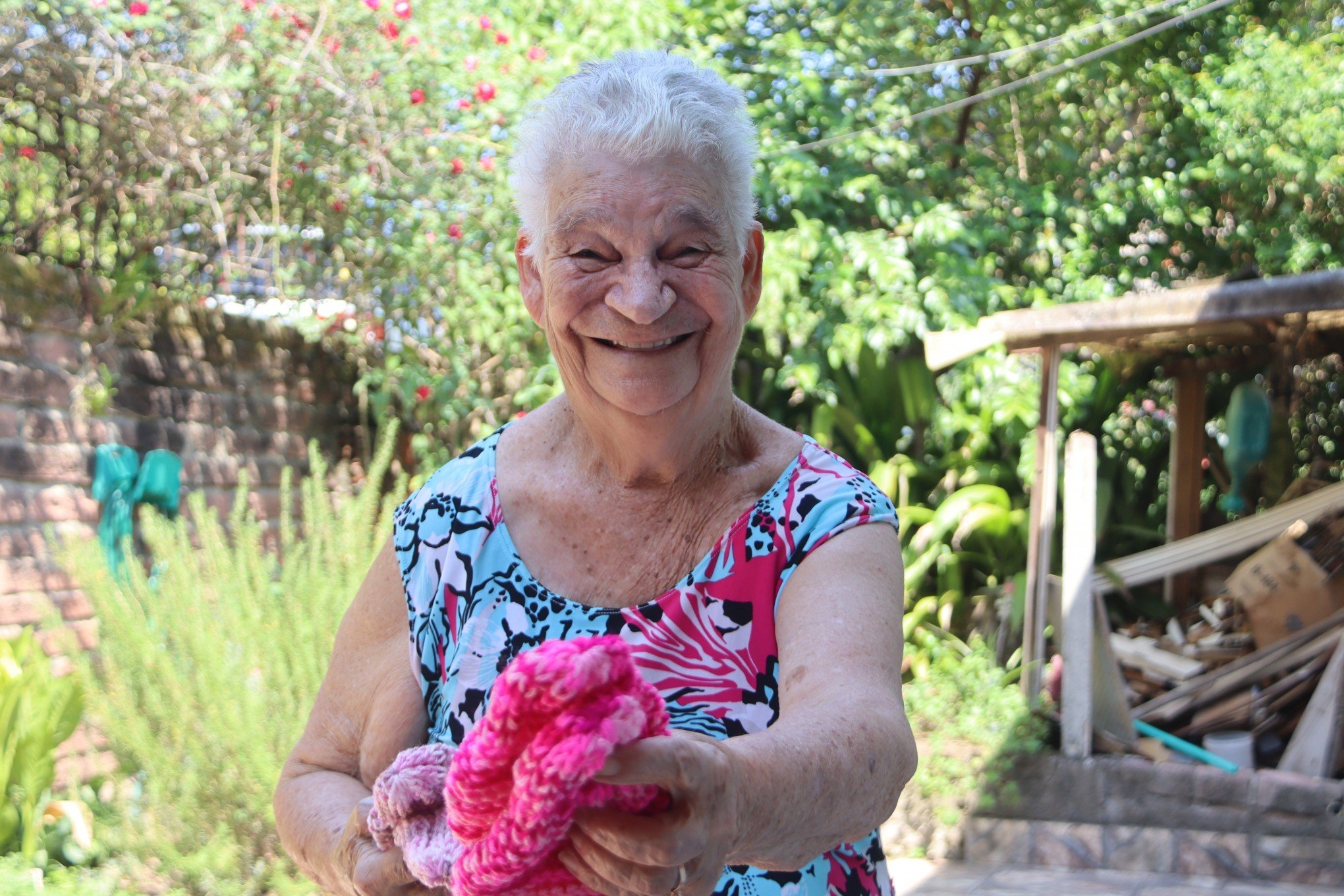 Maria Alice aos 90 anos confecciona meias de tricÃ´ para doaÃ§Ã£o