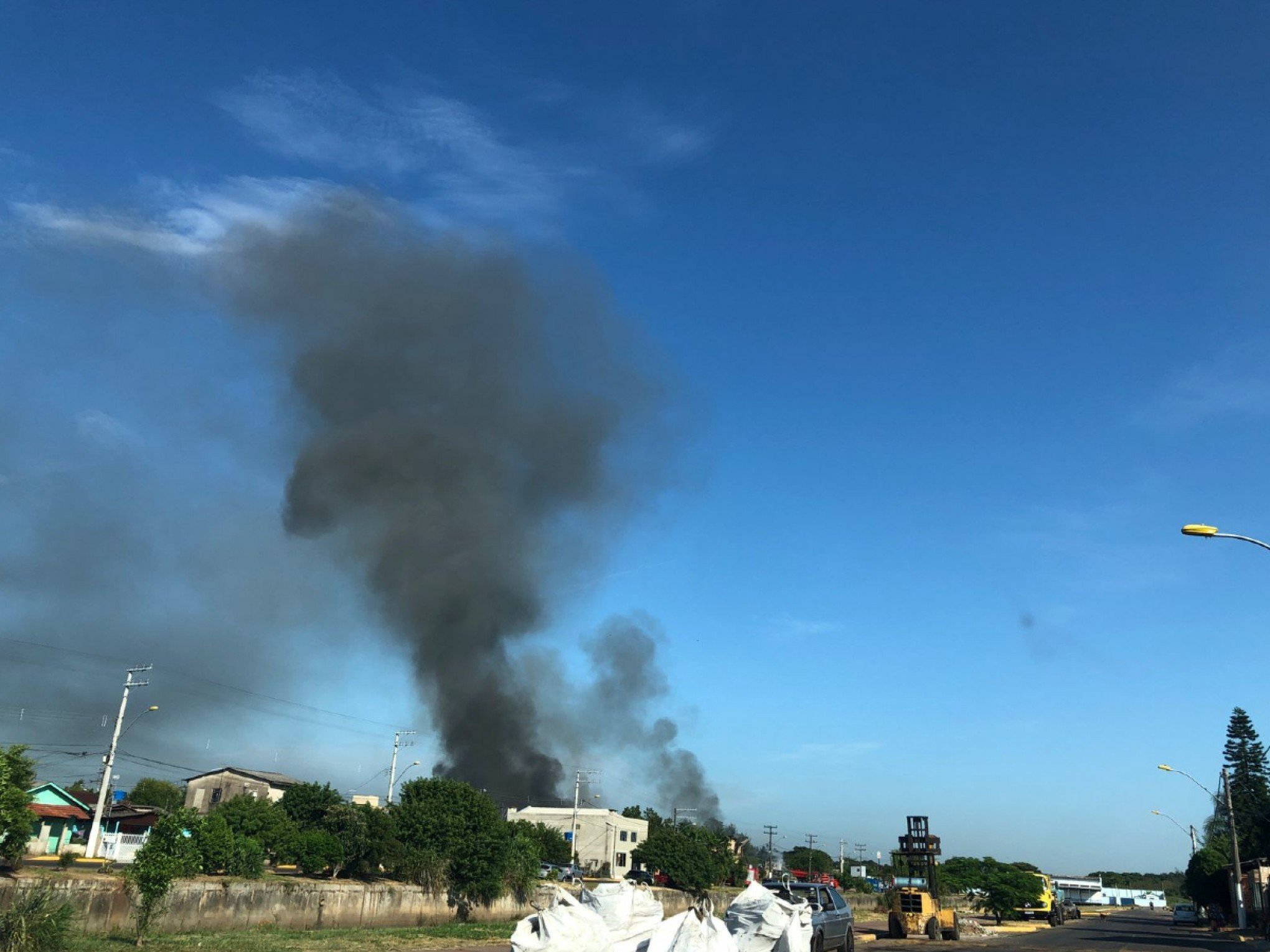 Incêndio atinge prédios de empresas de reciclagem em São Leopoldo