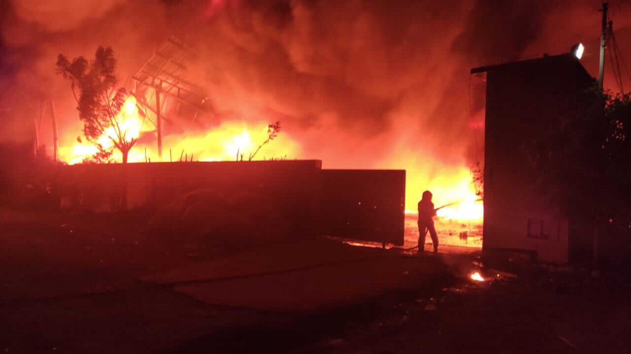FOTOS E VÍDEO: veja imagens do incêndio que destruiu reciclagens em São Leopoldo