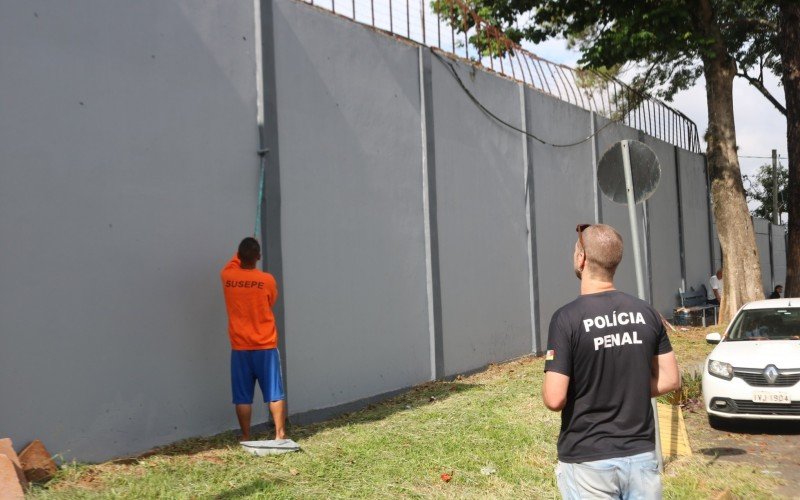 Apenados estão pintando o presídio graças a doações