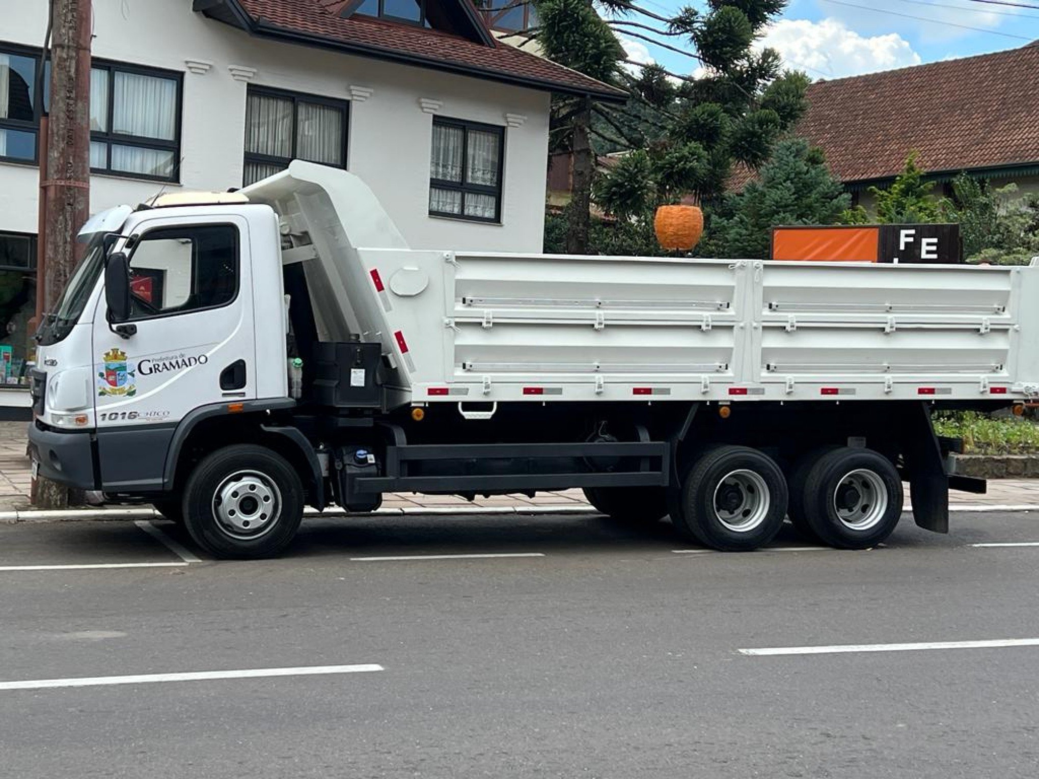 Secretaria de Obras de Gramado recebe novo caminhão