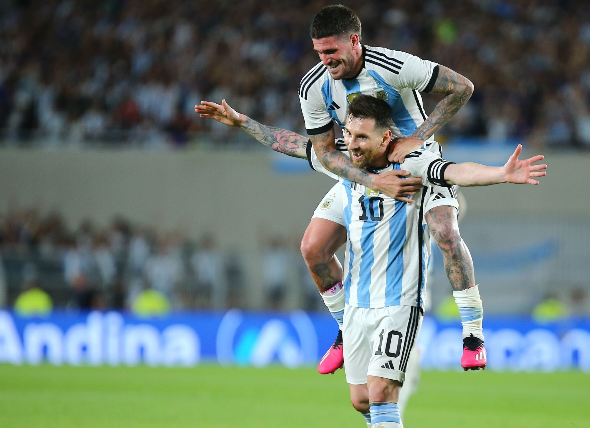 Messi faz 800° gol em dia de festa por conquista da Copa e vitória sobre o Panamá