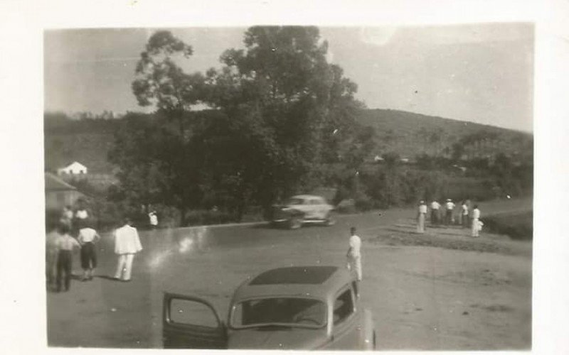 Corrida na BR-2 na esquina com a Rua 24 de Outubro, em Novo Hamburgo, em 1.º de março de 1953. Na foto, carro 35 de Diego Ellwanger