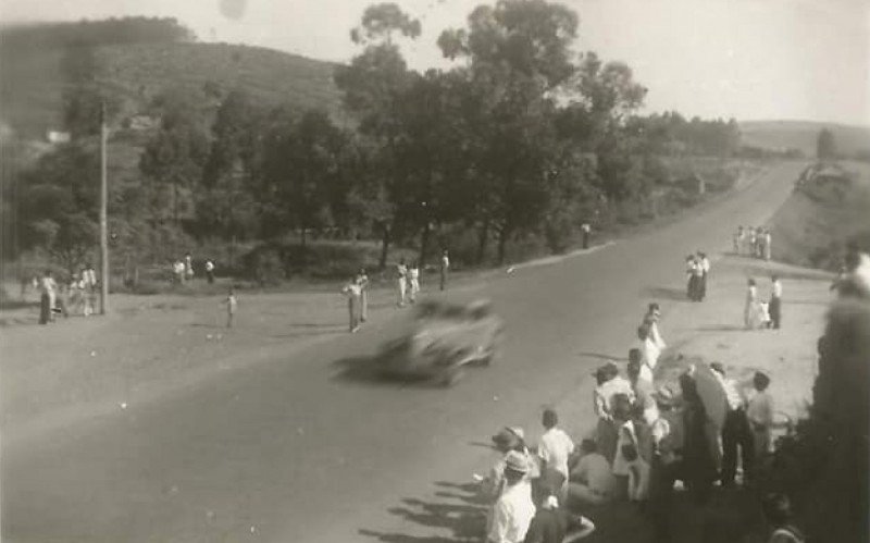 Corrida na BR-2 na esquina com a Rua 24 de Outubro, em Novo Hamburgo, em 1.º de março de 1953. Na foto, carro 32 do piloto Waldir Rabedrini