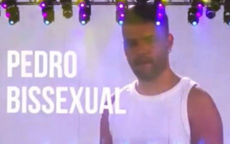 Uma foto do próprio Pedro surgiu na telão com a legenda bissexual