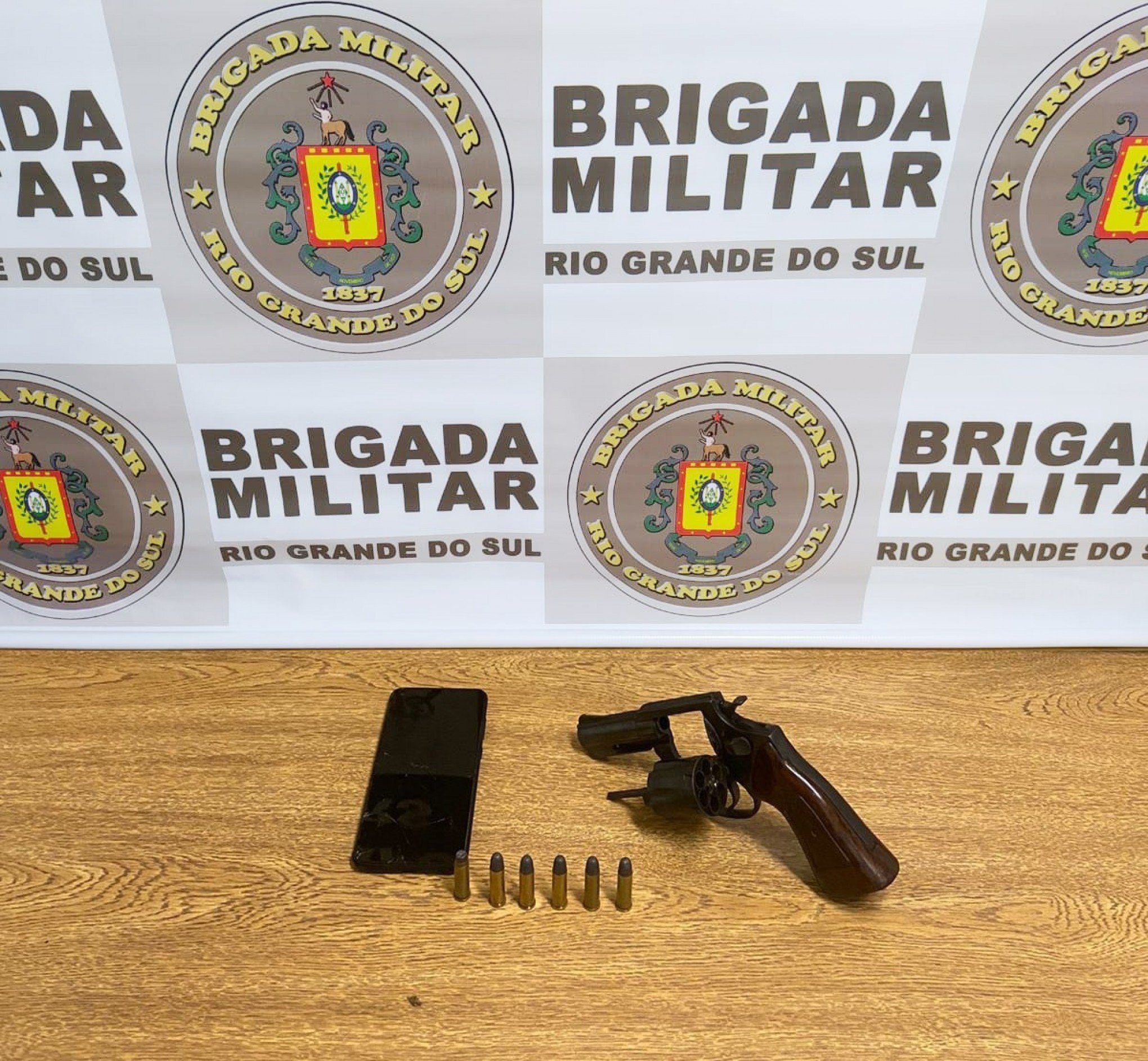 Brigada Militar de São Leopoldo apreende arma de fogo