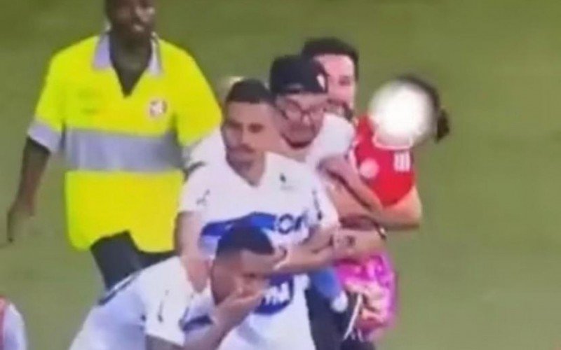 Polícia indicia torcedor do Inter que invadiu campo com filha no colo e cometeu agressões