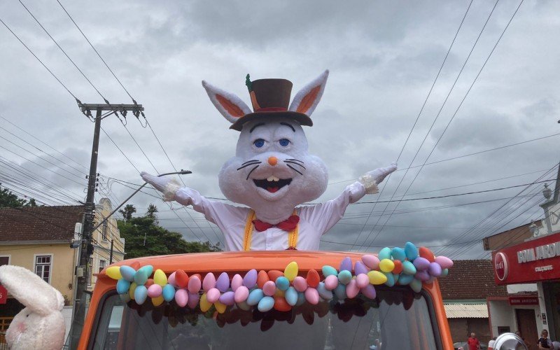 Coelhinhos encantam o público em desfile de Páscoa em Ivoti; veja fotos