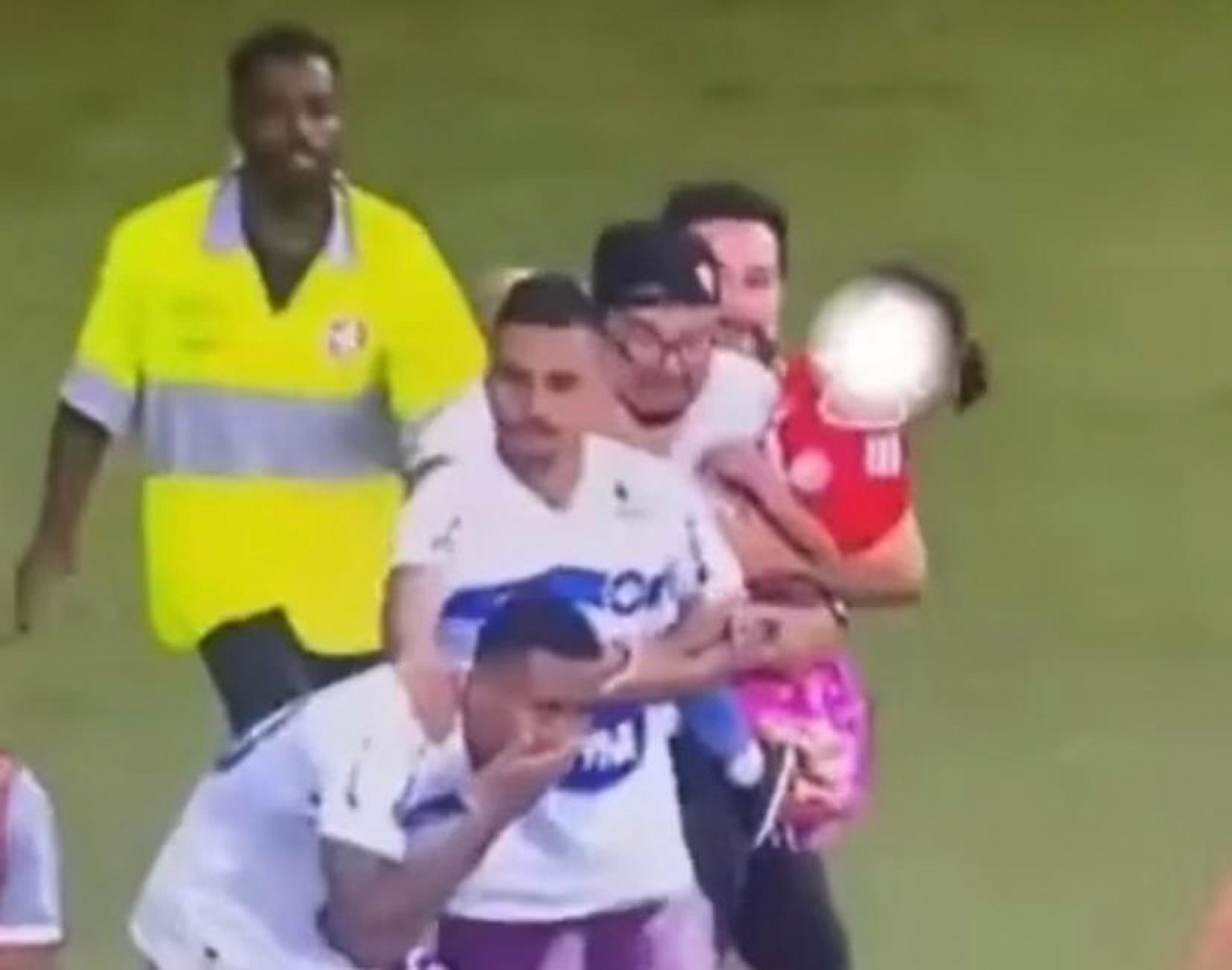 Briga generalizada no gauchão é marcada por torcedor com criança de colo  invadindo estádio