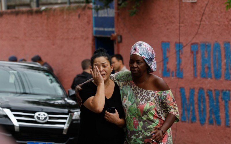 Familiares de funcionários e alunos foram até a escola