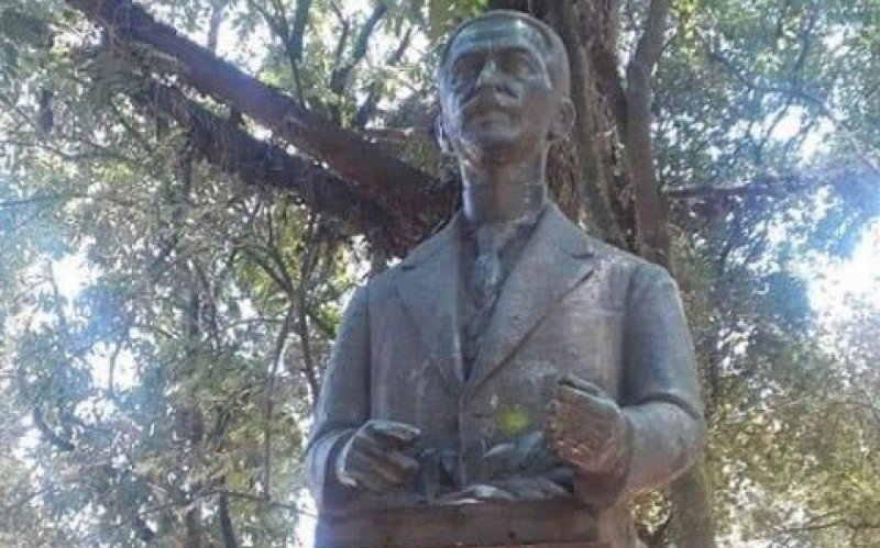 Busto de Borges de Medeiros na PraÃ§a 20 de Setembro 