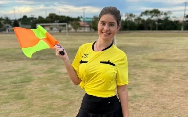 Modelo Debora Peixoto tem sonho de ser bandeirinha de futebol