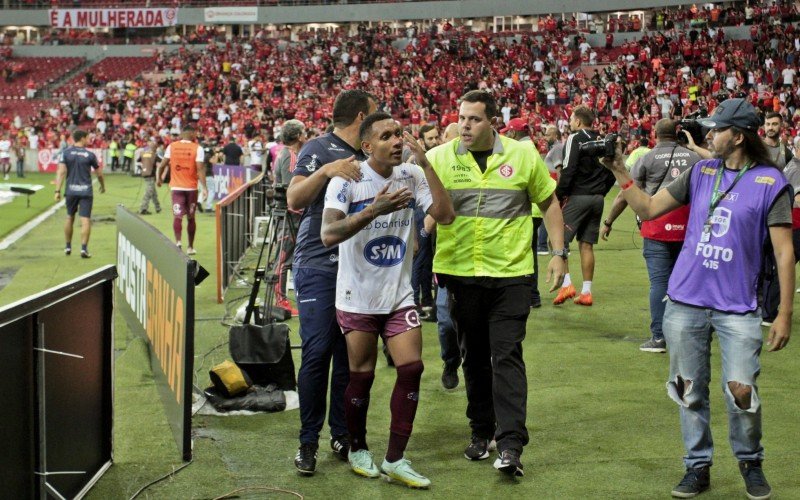 Torcedor colorado que invadiu campo com filha no colo pode responder por três crimes