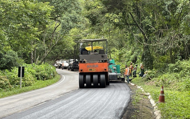 Atividades incluem operações de maquinários e presença constante de trabalhadores na pista 