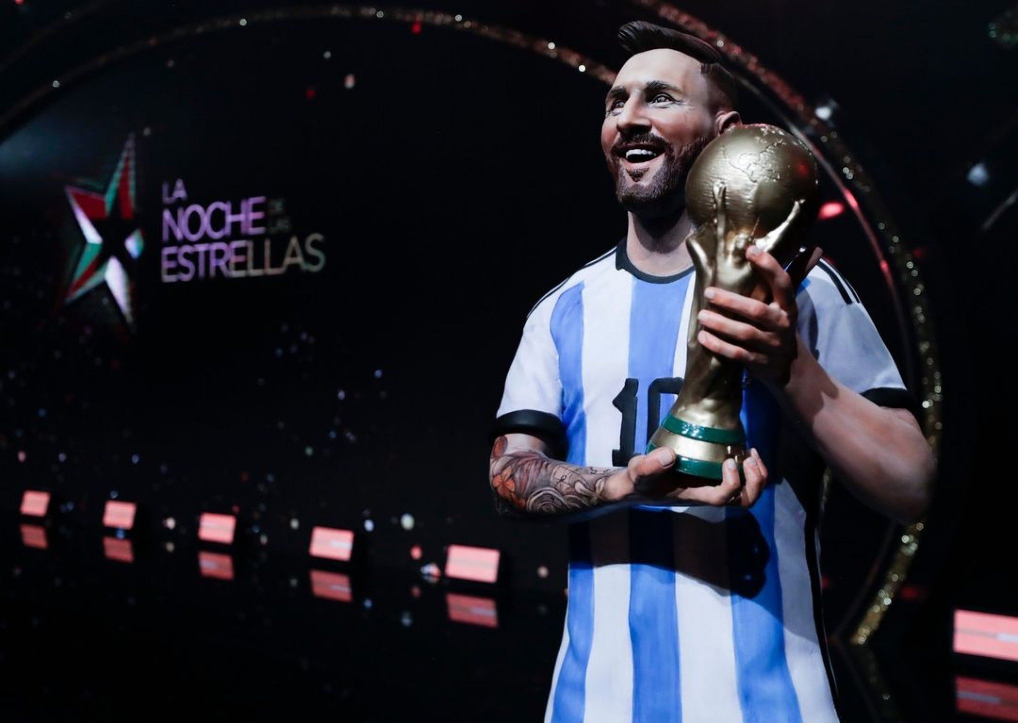Messi ganha estátua e é igualado a Pelé e Maradona em homenagem da Conmebol