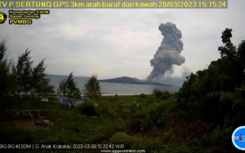 Vulcão Anak Krakatoa entra em erupção na Indonésia