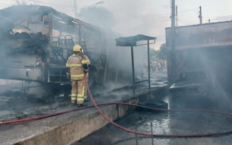 PERDA TOTAL: Ônibus e carro pegam fogo em Esteio