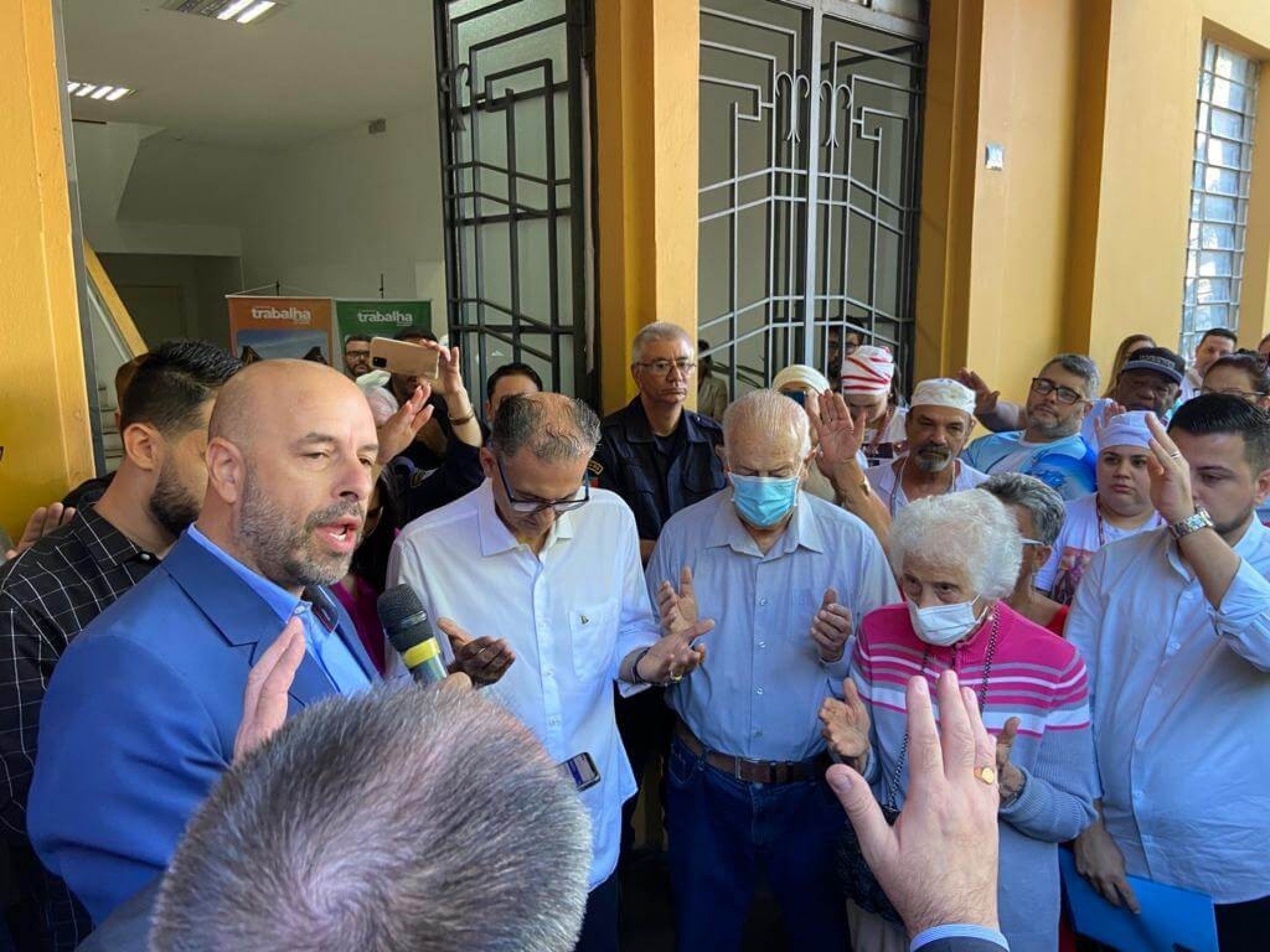 VÍDEO: Jairo Jorge retorna à prefeitura de Canoas com ritual de limpeza na entrada e sob gritos de apoiadores