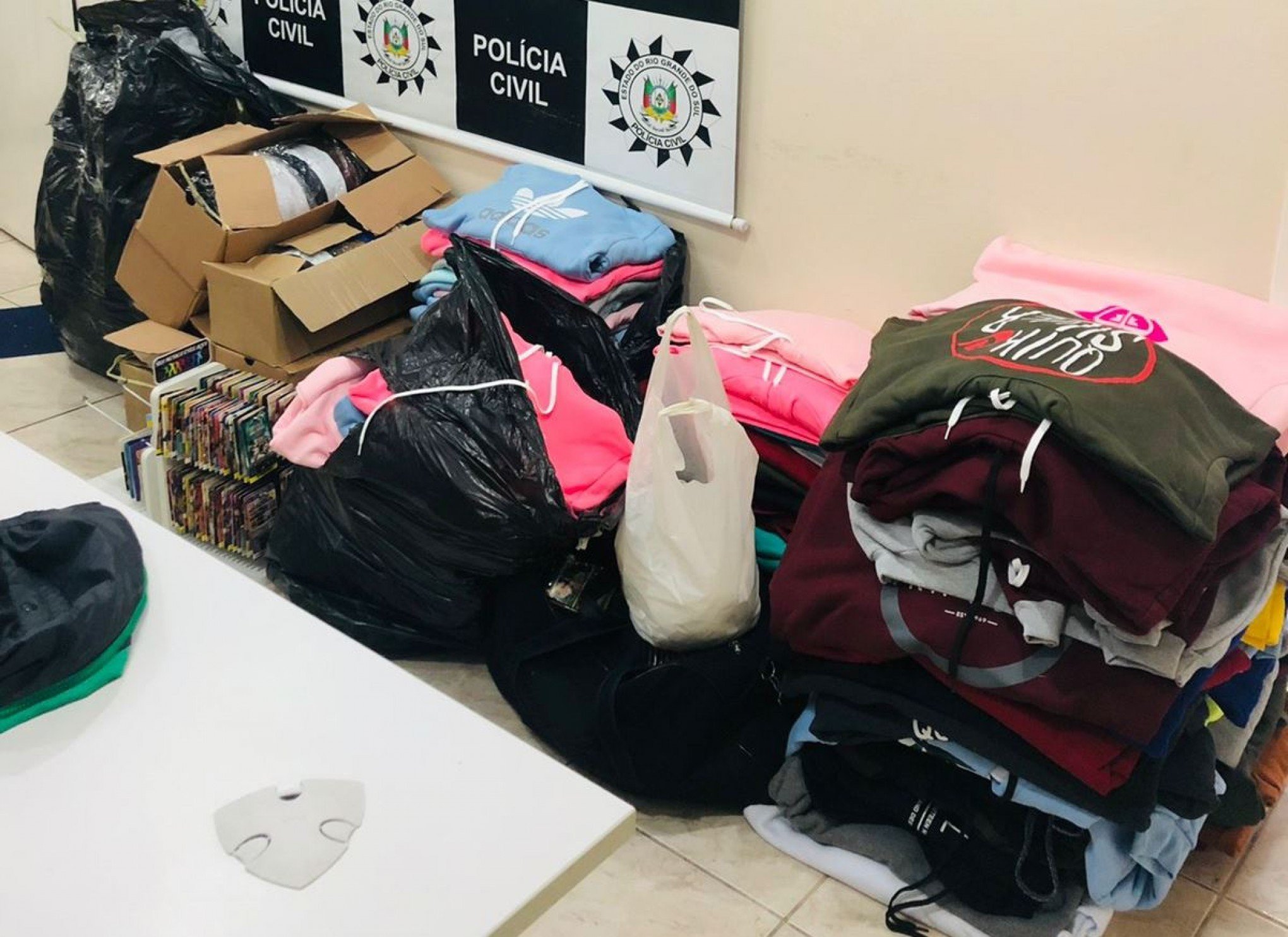 Polícia Civil prende dois homens com produtos falsificados em Canela
