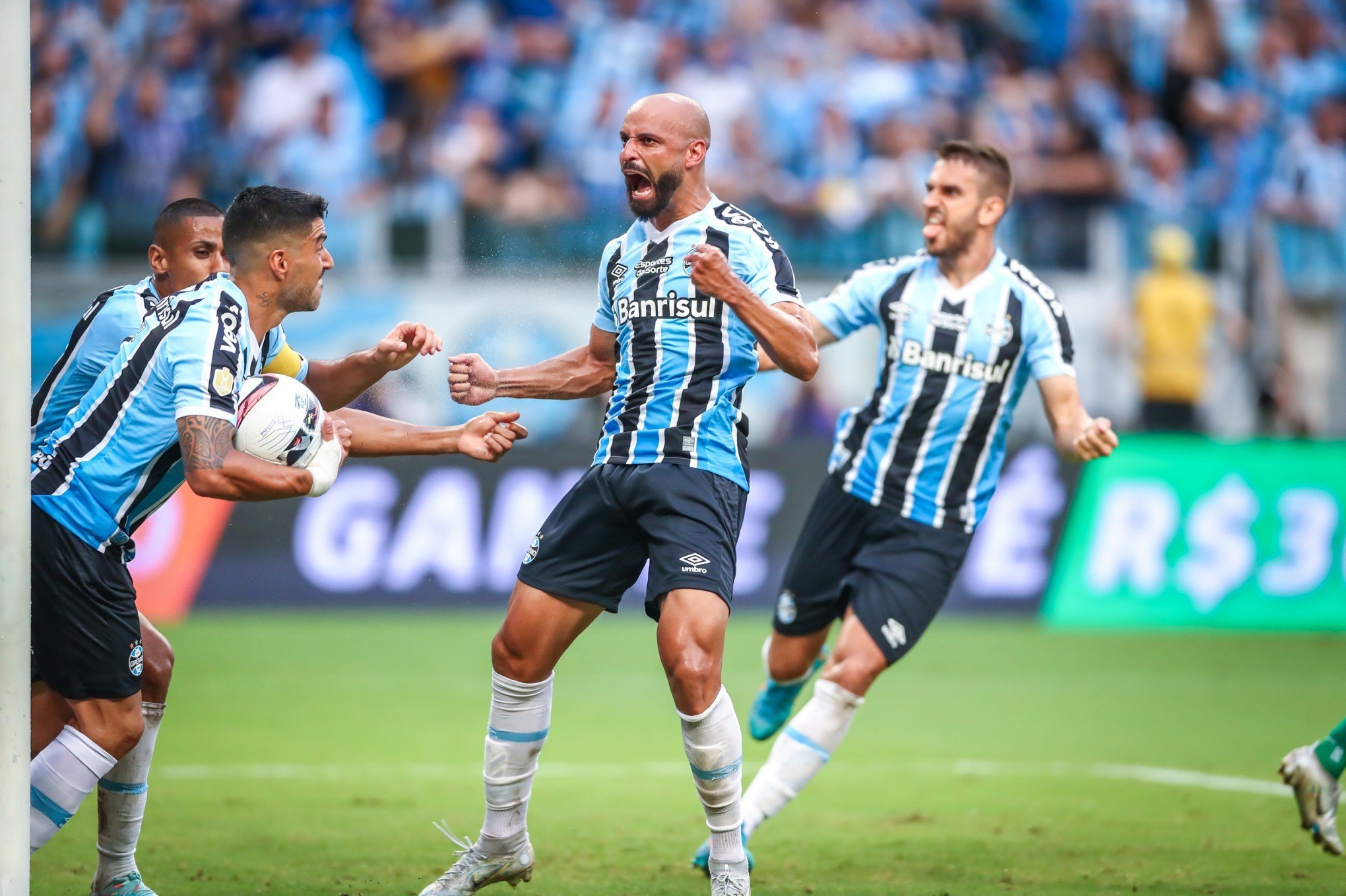 Thaciano deixa o Grêmio para acertar com o Bahia; Renato se despede