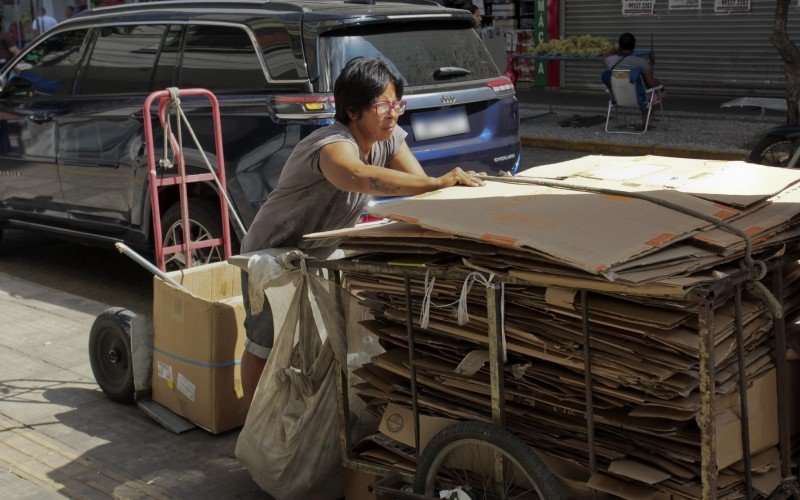 Vera organiza os materiais que recolhe