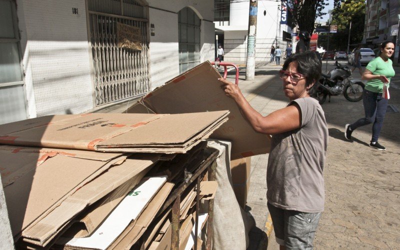 Pequena de tamanho e gigante na força e coragem diária para recolher recicláveis