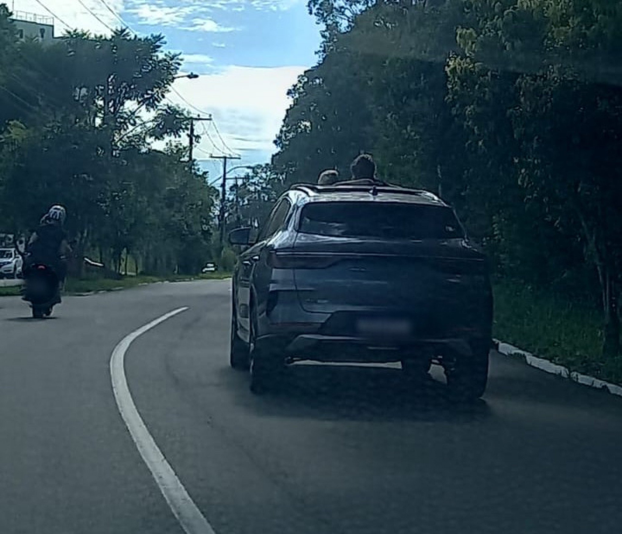 FLAGRANTE: motorista transporta crianças com parte do corpo para fora de veículo