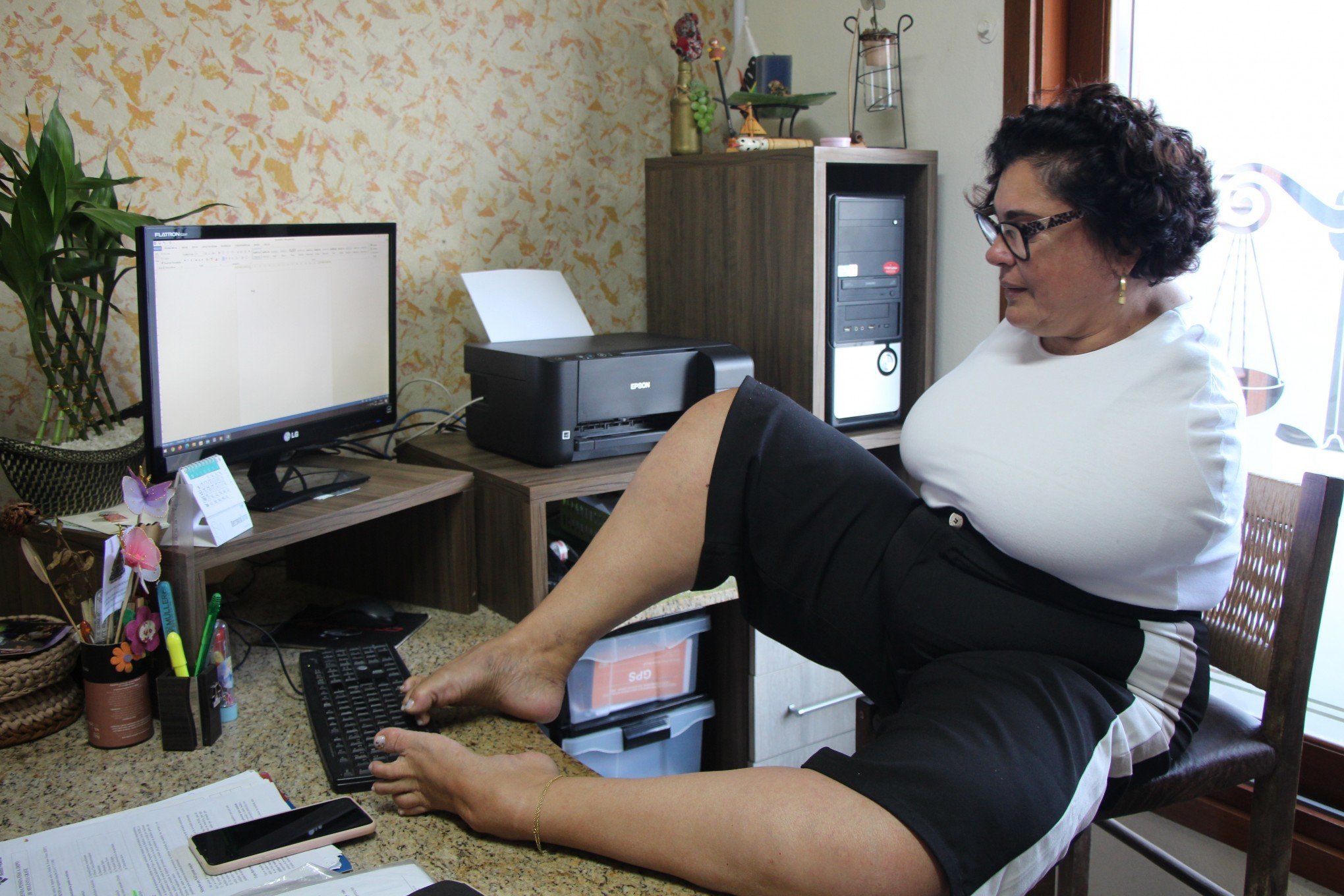 EXEMPLO DE VIDA: Advogada do Vale do Caí nasceu sem os braços e usa os pés como mãos
