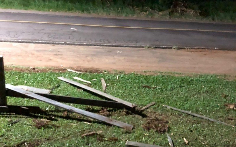 VeÃculo atravessou cerca antes de bater em árvore e na casa