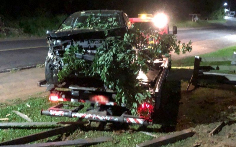 Carro colidiu em residência na madrugada desta quinta-feira (30)
