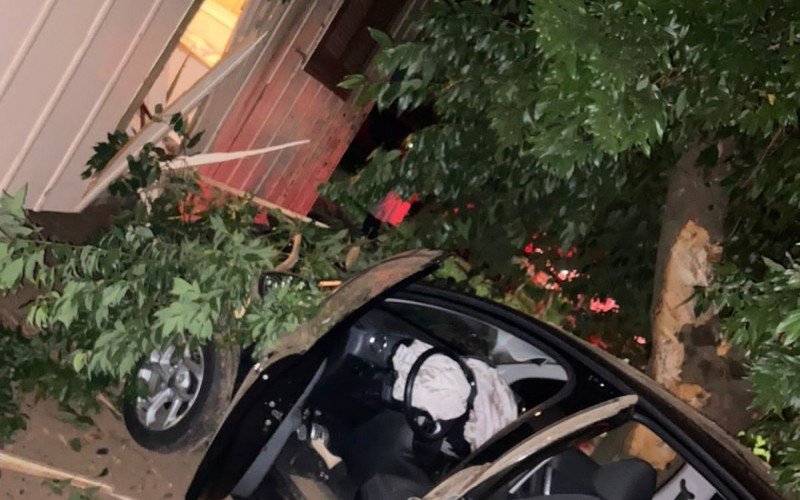 Carro colidiu em residência na madrugada desta quinta-feira (30)