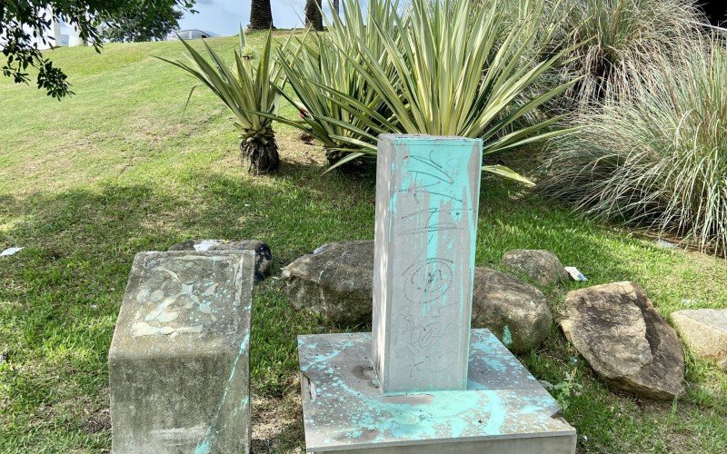 Local onde ficavam busto e uma placa de homenagem ao tenente-coronel Alfeu de Alcântara Monteiro foi destruído 