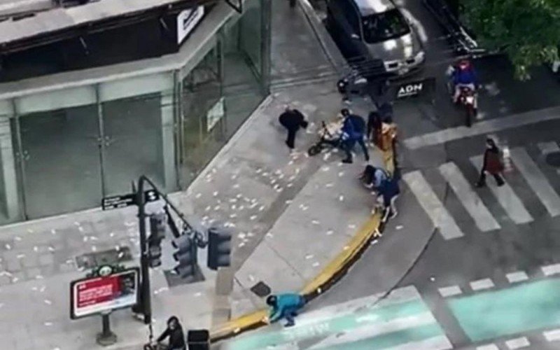 Tentativa de assalto termina em chuva de dinheiro e para avenida na Argentina