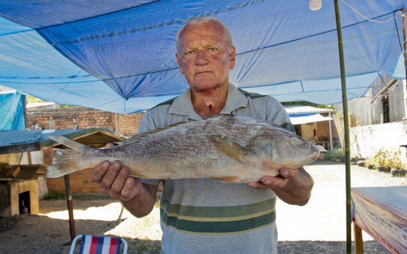 Ricardo Samuylik armazena os pescados em freezers