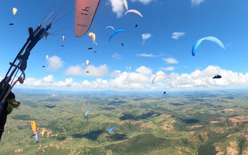 Pilotos gaúchos disputam competições nacionais de parapente e asa-delta