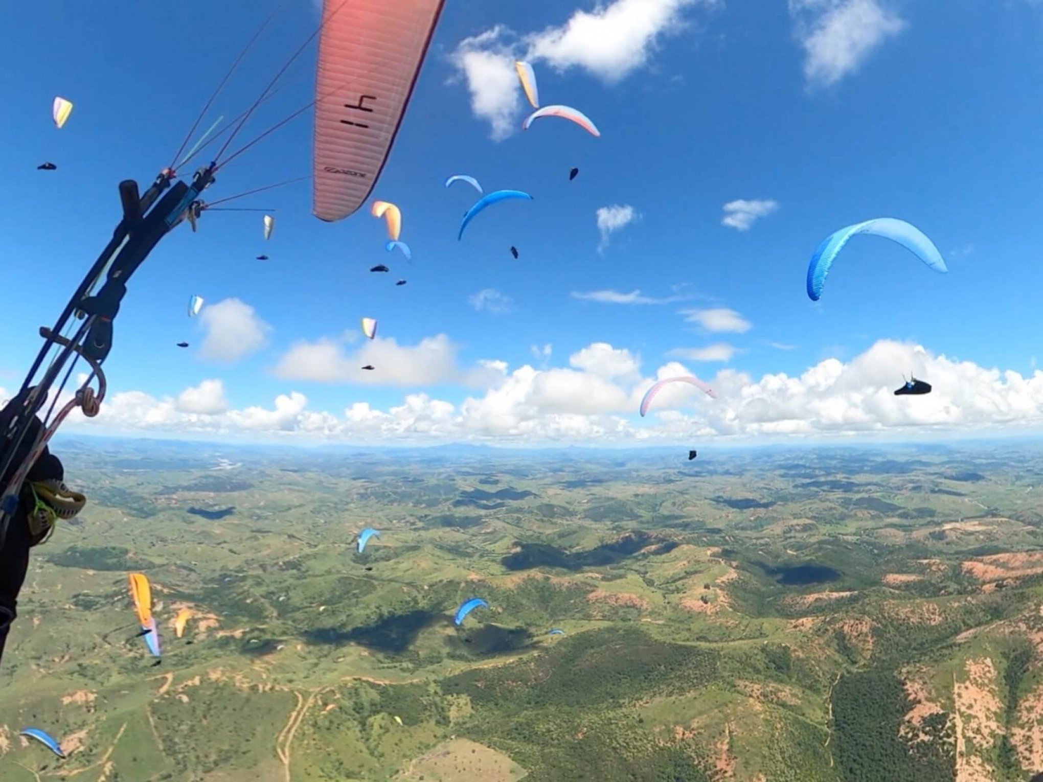 Pilotos gaúchos disputam competições nacionais de parapente e asa-delta; confira