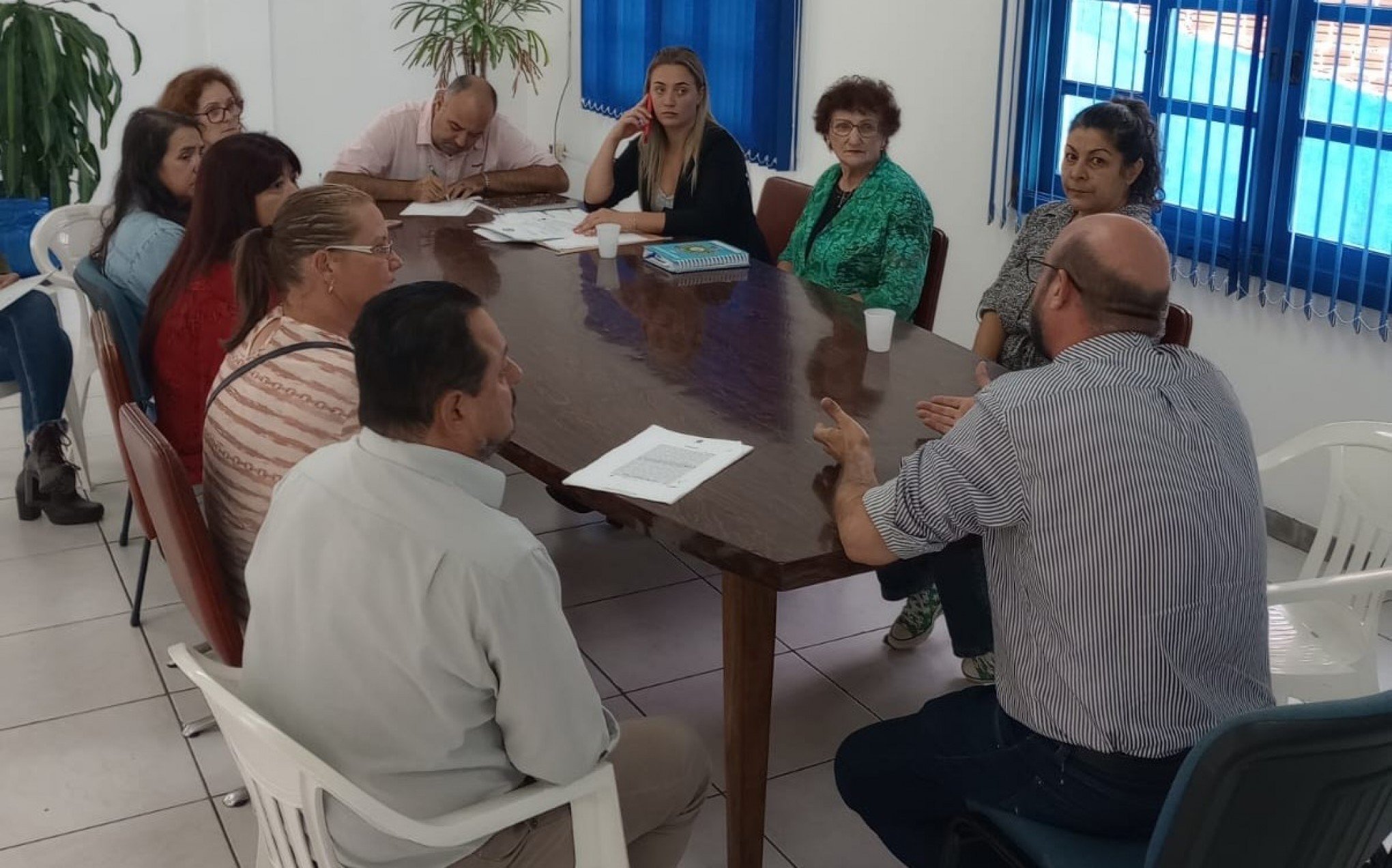 Artesãos de Canela se reúnem para tentar reverter veto de prefeito ao espaço de trabalho
