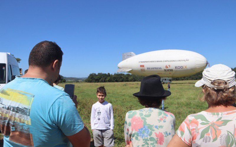 DirigÃ­vel pousa em Campo Bom