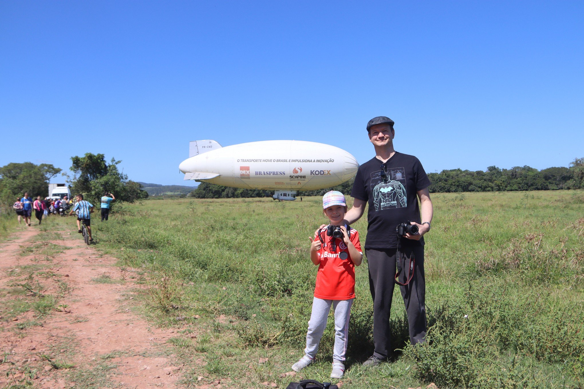 Pai e filha viajam de Porto Alegre a Campo Bom à caça de dirigível