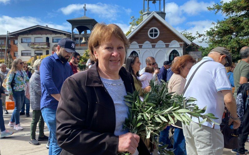 Maria Seibt, de 72 anos, participa há mais de 30 anos da Procissão de Ramos