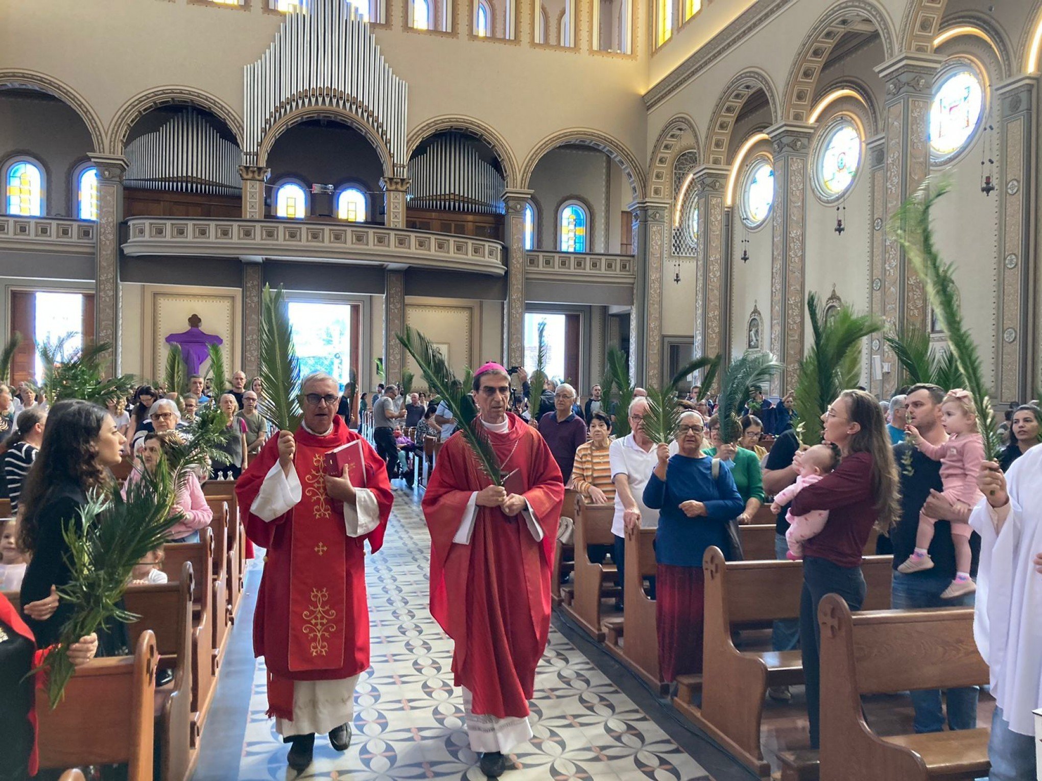 Fiéis acompanham procissão e missa no Domingo de Ramos na Catedral São Luiz