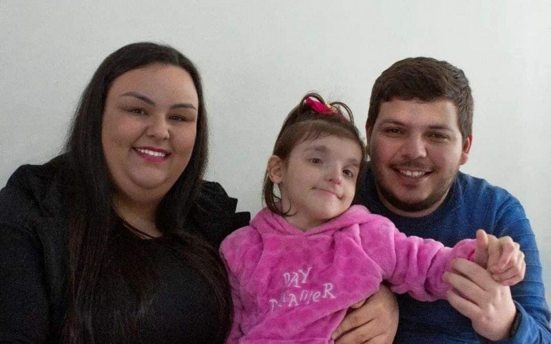 Família de Parobé faz campanha para comprar cadeira de rodas para menina de oito anos