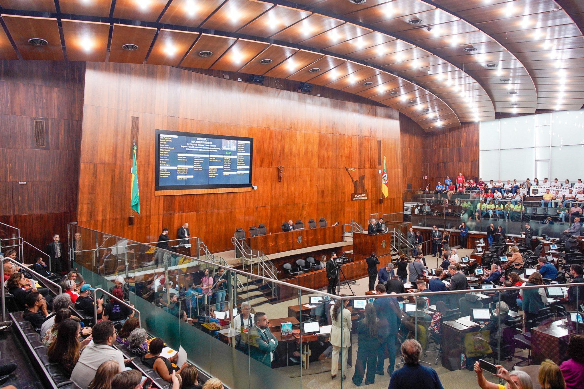 Deputados gaúchos aprovam reajuste de 9,45% ao piso do magistério