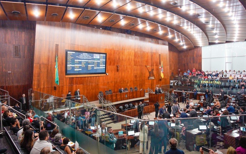 Professores cobraravam reajuste de 14,95%, mas base do governo manteve reajuste de 9,45%