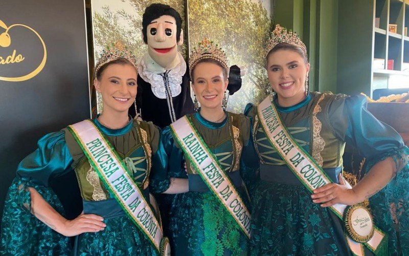 Corte da Festa da Colônia e boneco Carlão