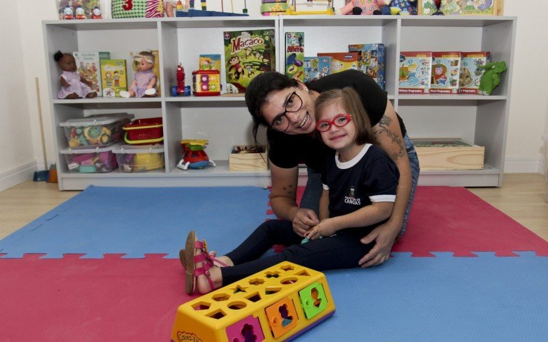 Lohana, de 6 anos, inaugurou a nova sala de recursos da Emef Gonçalves Dias