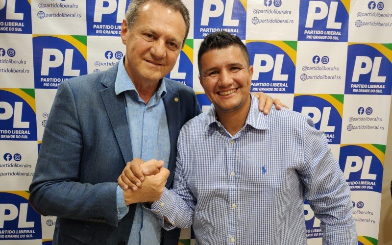 Presidente estadual do PL, deputado Giovani Cherini (esq.) recepcionou Adriano Oliveira no partido
